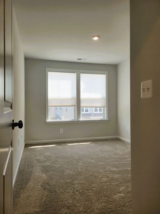 Building Photo - Immaculate 3 bedroom townhouse centrally located in Bon Air