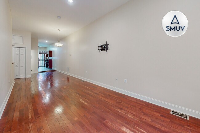 Building Photo - 2225 Brookfield Ave