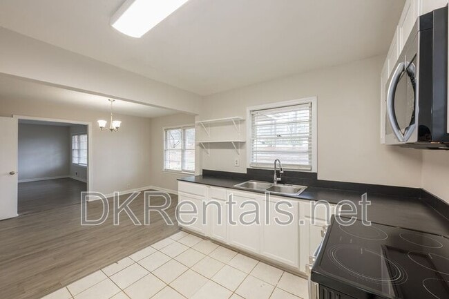 Building Photo - 2058 River Rd