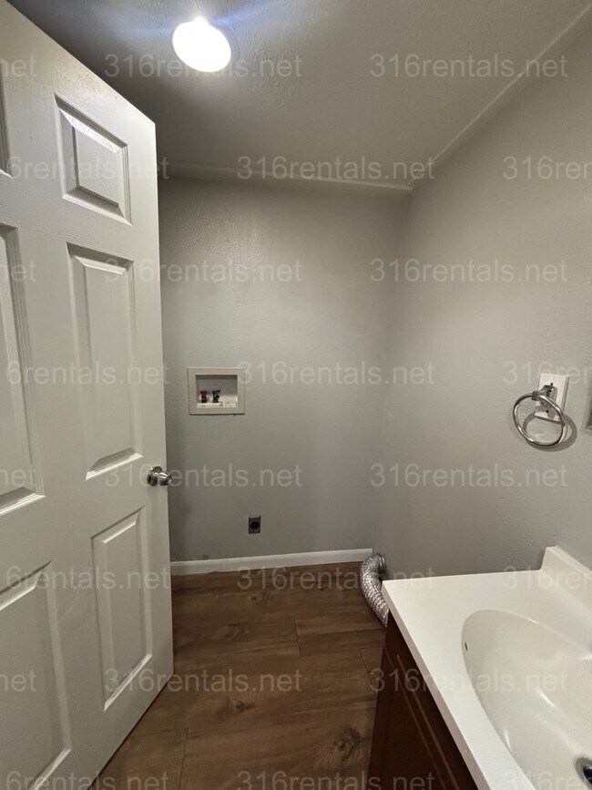 Building Photo - Two bed One bath house for rent! Available NOW!