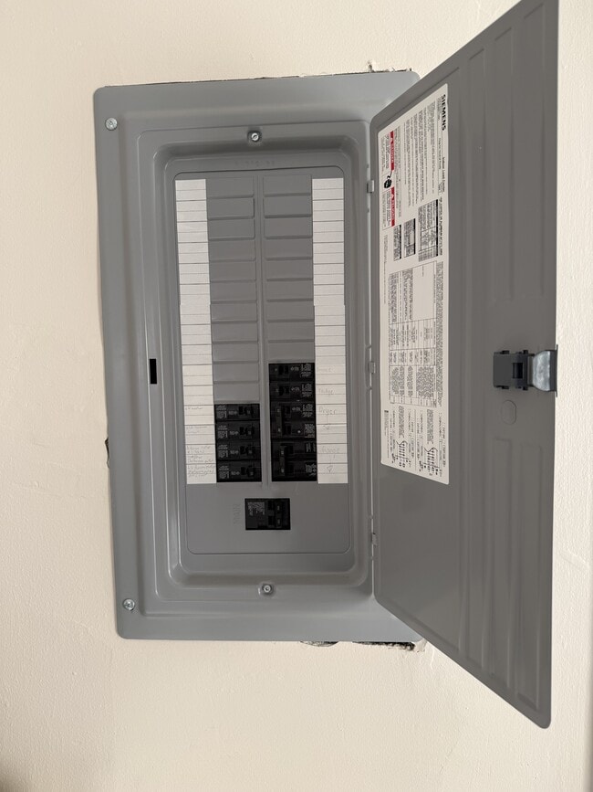 Building Photo - 543 Grafton Ave