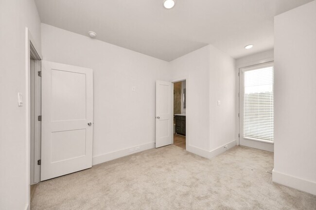 Building Photo - 1046 Homer St