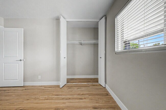 Building Photo - 8730 E Rancho Vista Dr