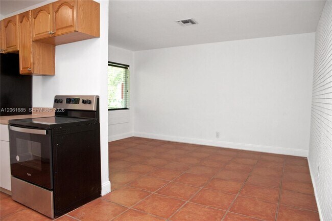 Building Photo - 304 SE 9th Ct