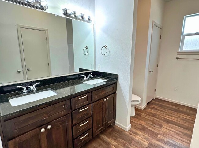 Building Photo - Charming 3 Bed 2 Bath Home - Fenced Backyard!