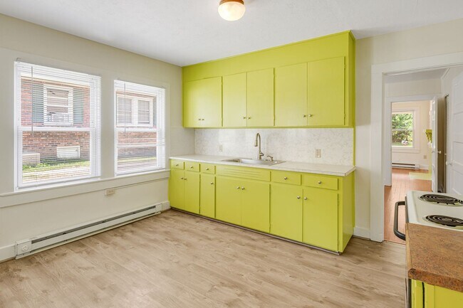 Building Photo - Charming 1930s Shotgun Duplex – Updated Bath, Walk-In Pantry, Water Included
