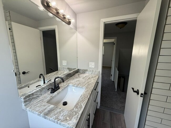 Building Photo - 2 bedroom 1.5 bathroom townhouse - Availab...