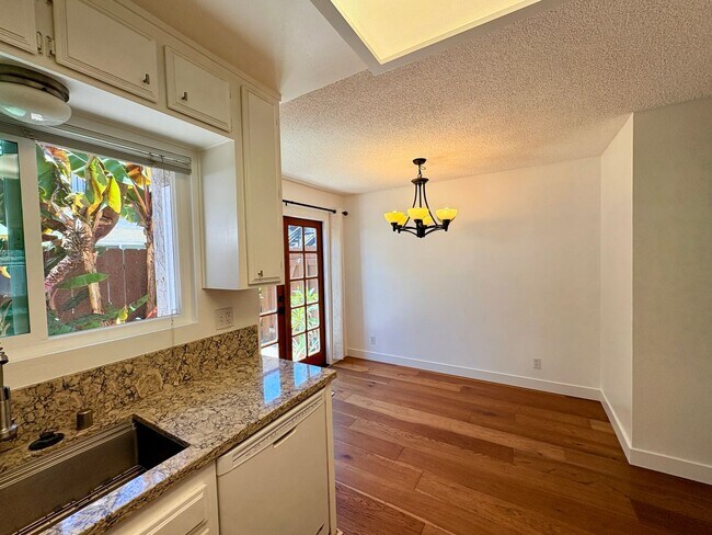 Building Photo - Amazing Two Bed 1.5 Bath Condo - University Heights - Garage & Driveway Parking