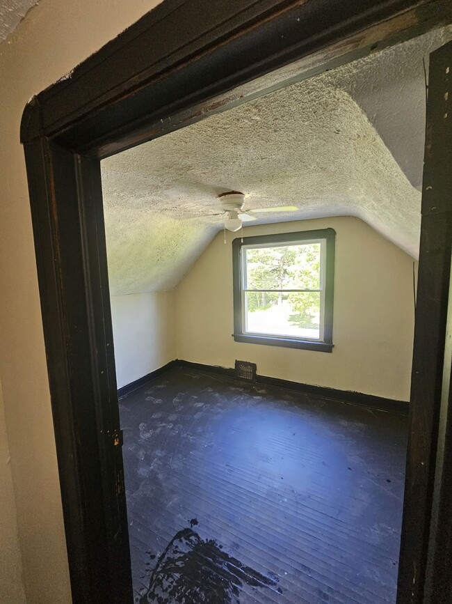 Building Photo - 250 Helen Ave