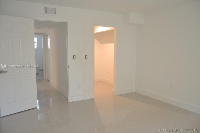 Building Photo - 9375 Fontainebleau Blvd