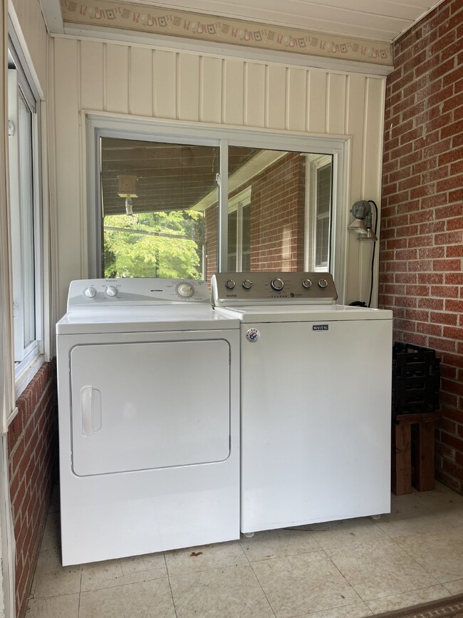 Building Photo - 3 bedroom, 2 bath 15 MINUTES  to Asheville...