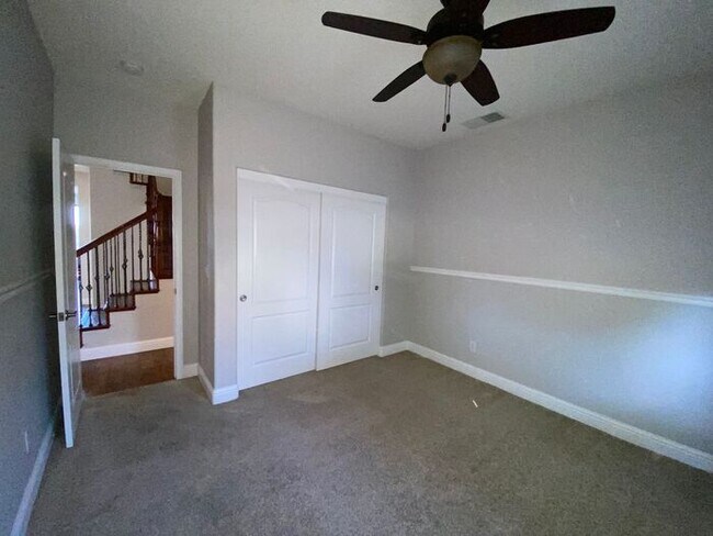 Building Photo - Top of the Hill - Gorgeous 5 Bedroom 3 Bat...