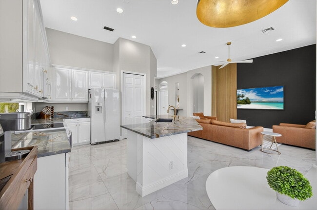 Building Photo - 6778 Oakmont Way