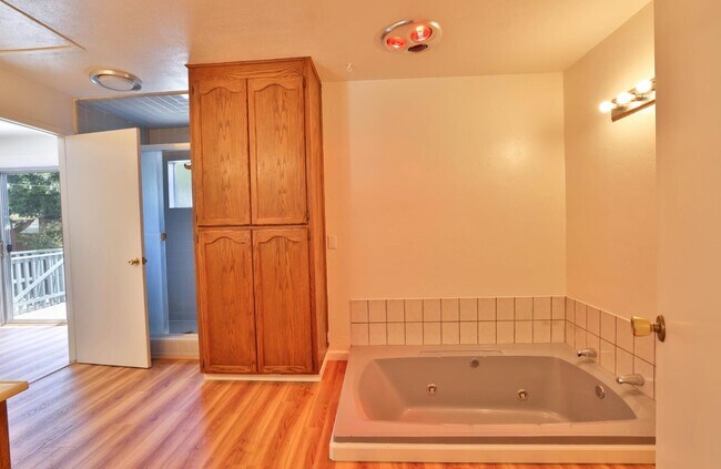 Building Photo - 1841 Briarwood Dr