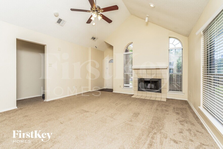 Building Photo - 2021 Greenview Dr