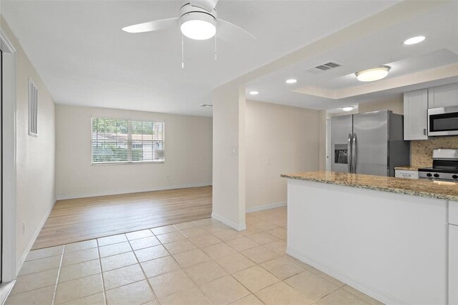 Building Photo - 9740 Lamantin Dr