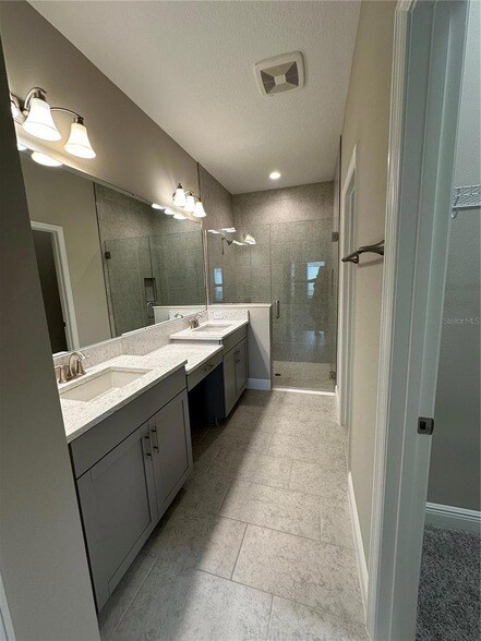 Building Photo - 12533 Oak Hill Way