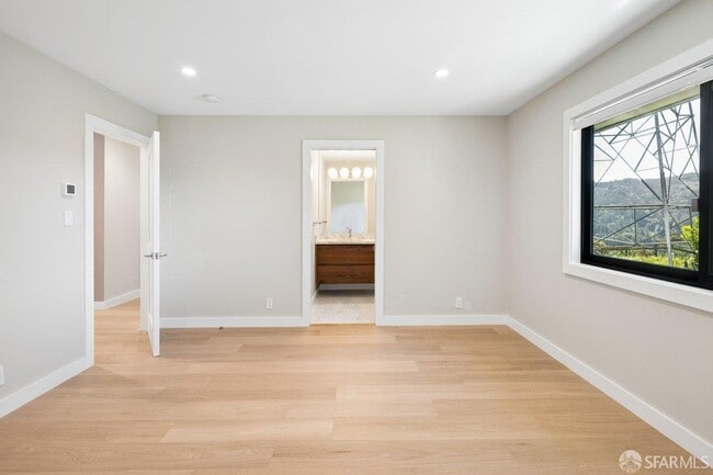 Building Photo - 1435 Lakeview Dr