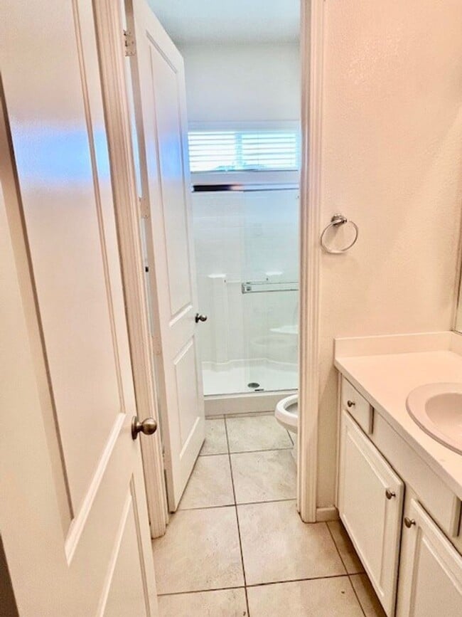 Building Photo - Northwest Bakersfield Gated Home