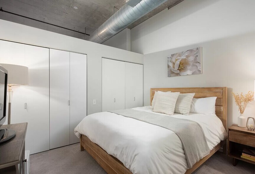 Building Photo - 519 N Clark St