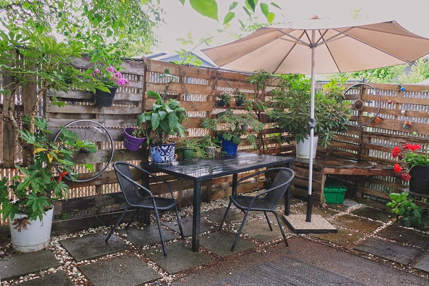 Building Photo - 2555 SW Pickford St