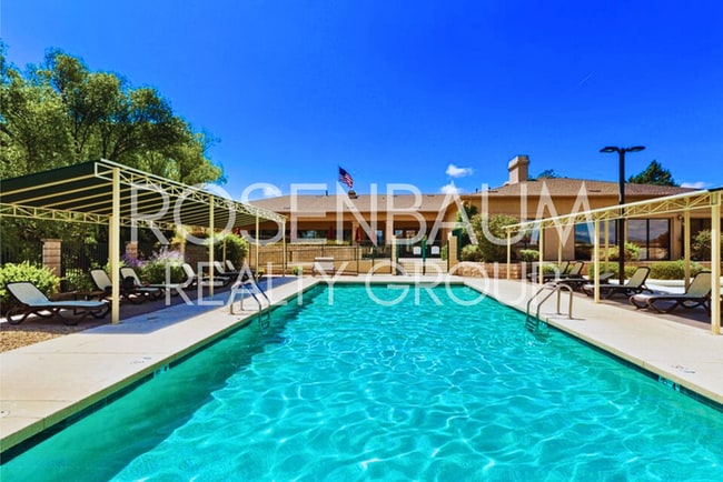 Building Photo - Gorgeous 3-bedrooms, 2-baths home in the b...