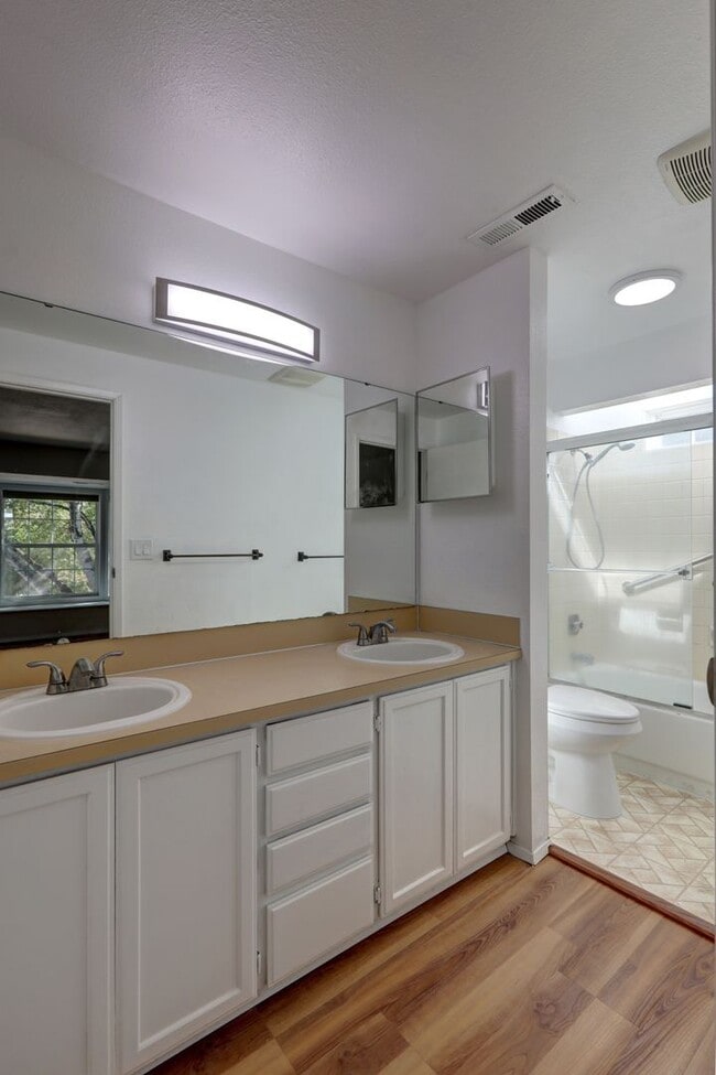 Building Photo - 4-bedroom 2.5 bath on cul-de-sac in Kirkland