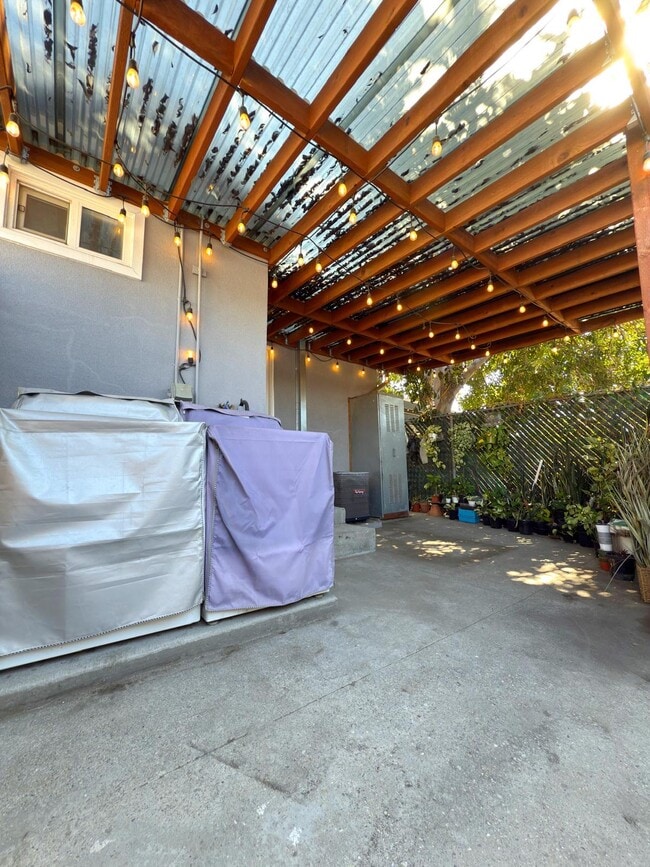 Building Photo - Atwater Village Bungalow Unit #1