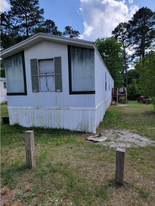 Building Photo - 3-bedrooms and 2-bathrooms Mobile-home