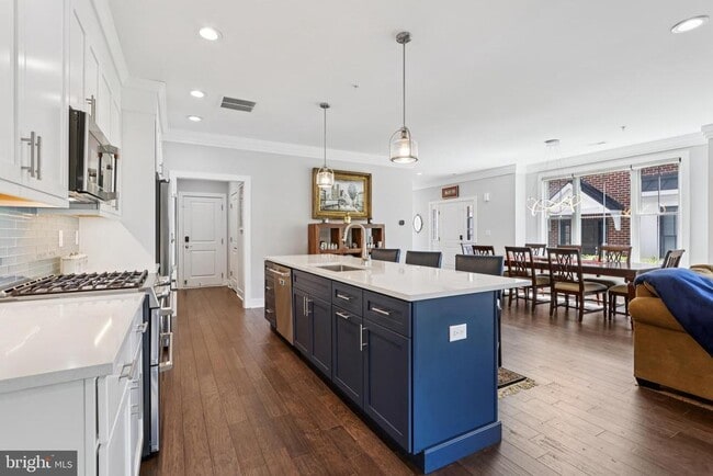 Building Photo - 45 Riverwalk