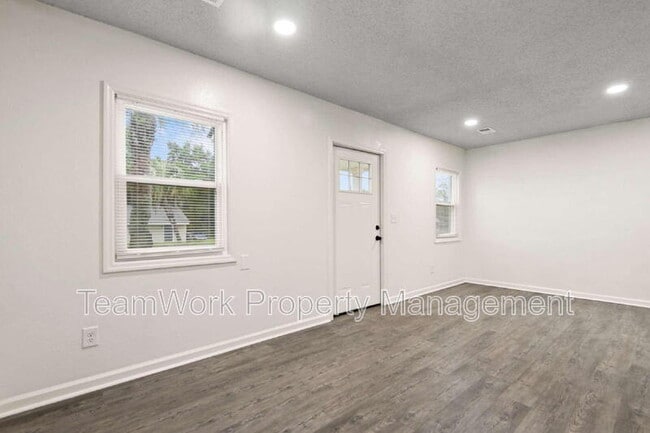 Building Photo - 3103b Azalea Dr