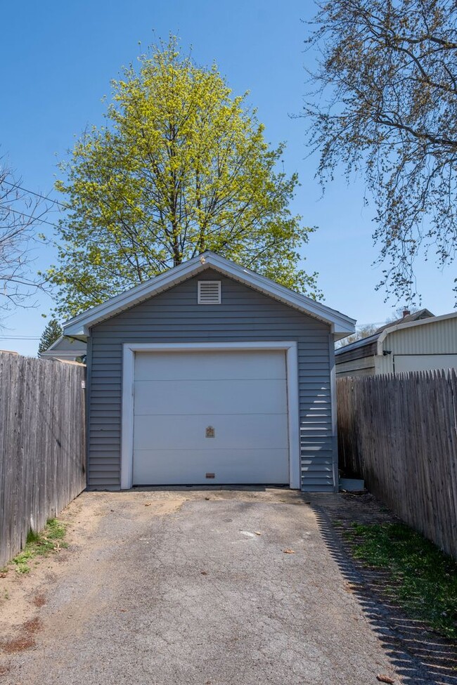 Building Photo - Charming 3 bedroom