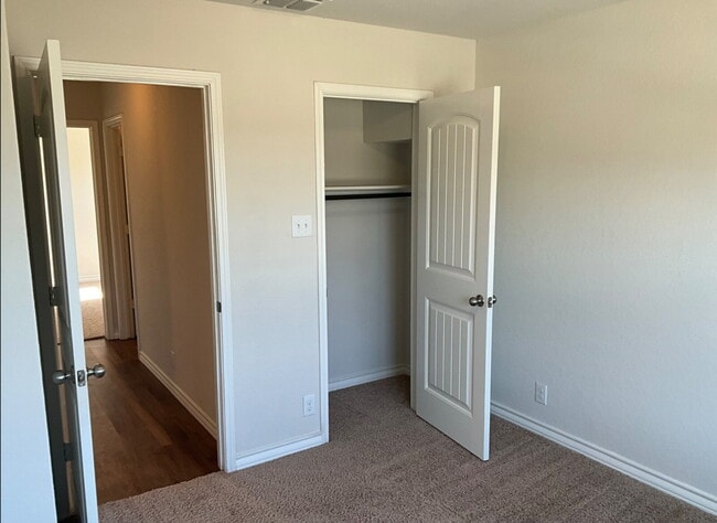 Building Photo - "Charming 4-Bedroom Home with Granite Elegance in San Antonio!"