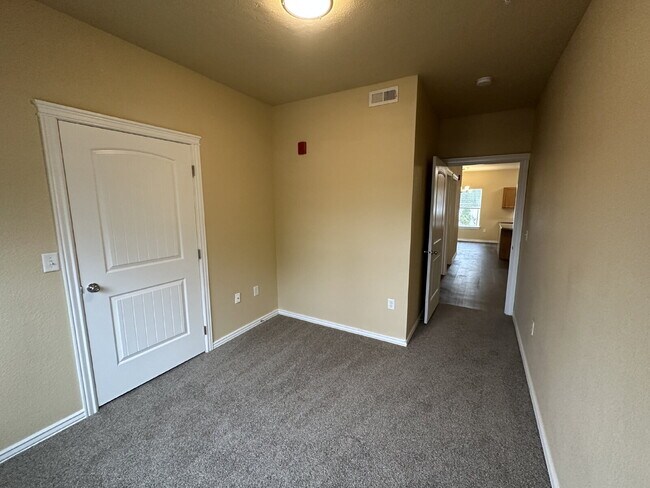 Building Photo - 10151 W Rifleman Ln