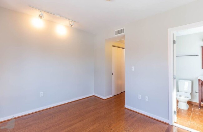 Building Photo - Bright One Bedroom Gem in Columbia Heights!