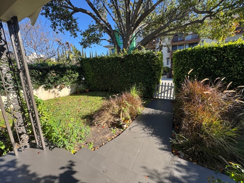 Building Photo - 849 N West Knoll Dr