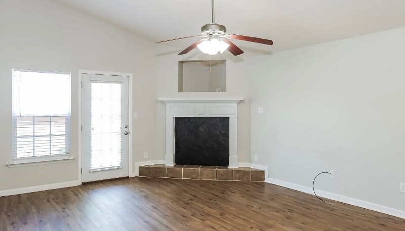 Building Photo - 116 NW Wittington Ln