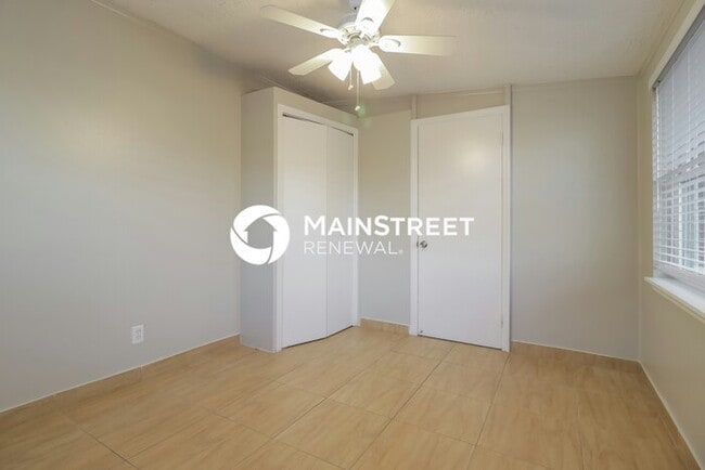 Building Photo - 4 Bedroom Pet-Friendly Home in Orlando, FL with Main Street Renewal