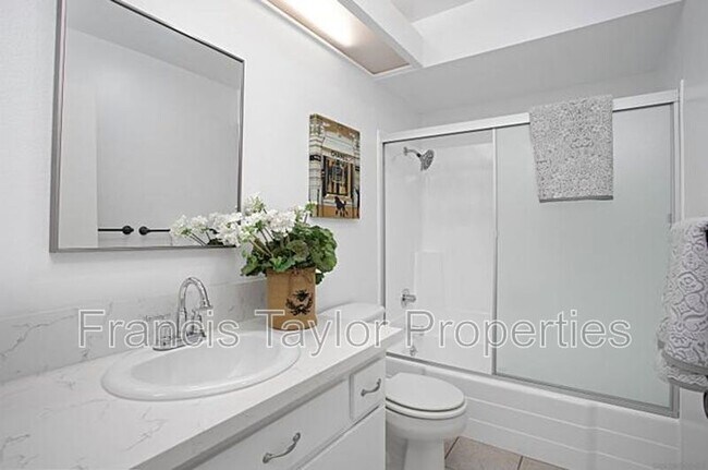 Building Photo - 912 Knoll Vista Dr