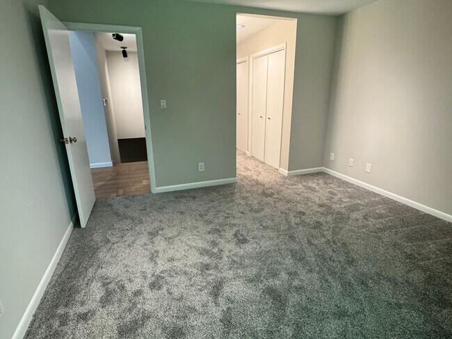 Building Photo - 1 Bedroom, 1 Bathroom Townhouse in High Point!
