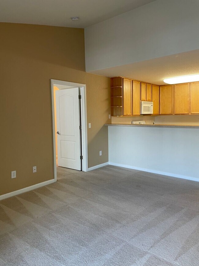 Building Photo - 2 bed/2 bath 2nd-floor condo in Lakeshores at Centerra.
