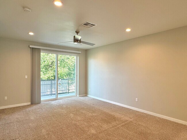 Building Photo - $4,190 / 4 BR - MODERN FREMONT TOWNHOME WITH JUNIOR SUITE, PRIVATE BALCONY & PRIME LOCATION!