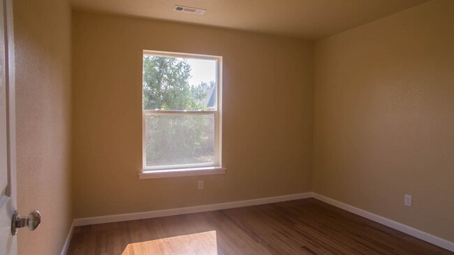 Building Photo - Open Floor plan 2 Bed 2 Bath Close to Down...