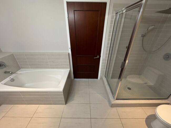Building Photo - Luxurious 2/2 Modern Condo in Prestigious Channelside with Resort-Style Amenities