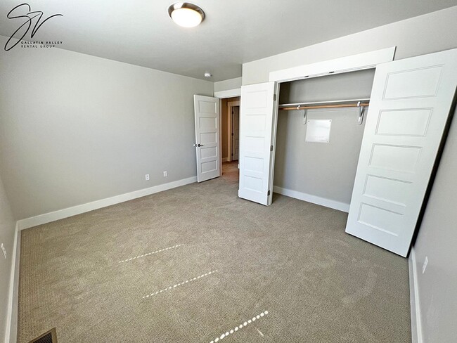 Building Photo - Three Bedroom Townhome with AC, Fenced Yard