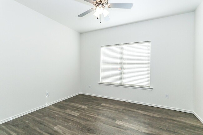 Building Photo - Beautiful Townhome