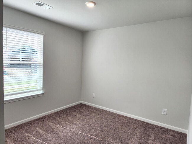 Building Photo - 1015 Course Ln