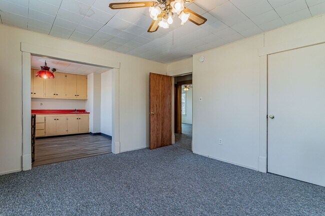 Building Photo - 5 bedroom, 2 bath home, close to U of I, MTD lines, local shopping & dining!! - Available August ...