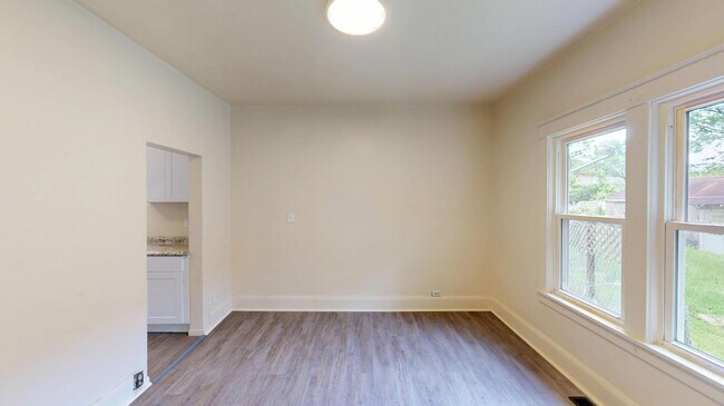 Building Photo - 210 Perry St
