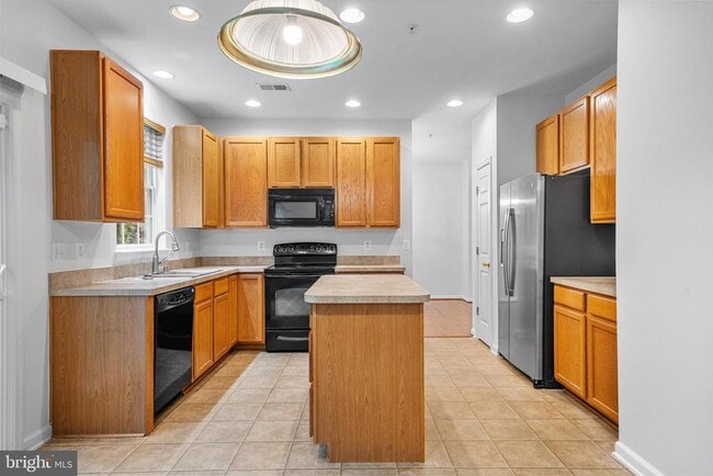 Building Photo - 21375 Lookout Dr